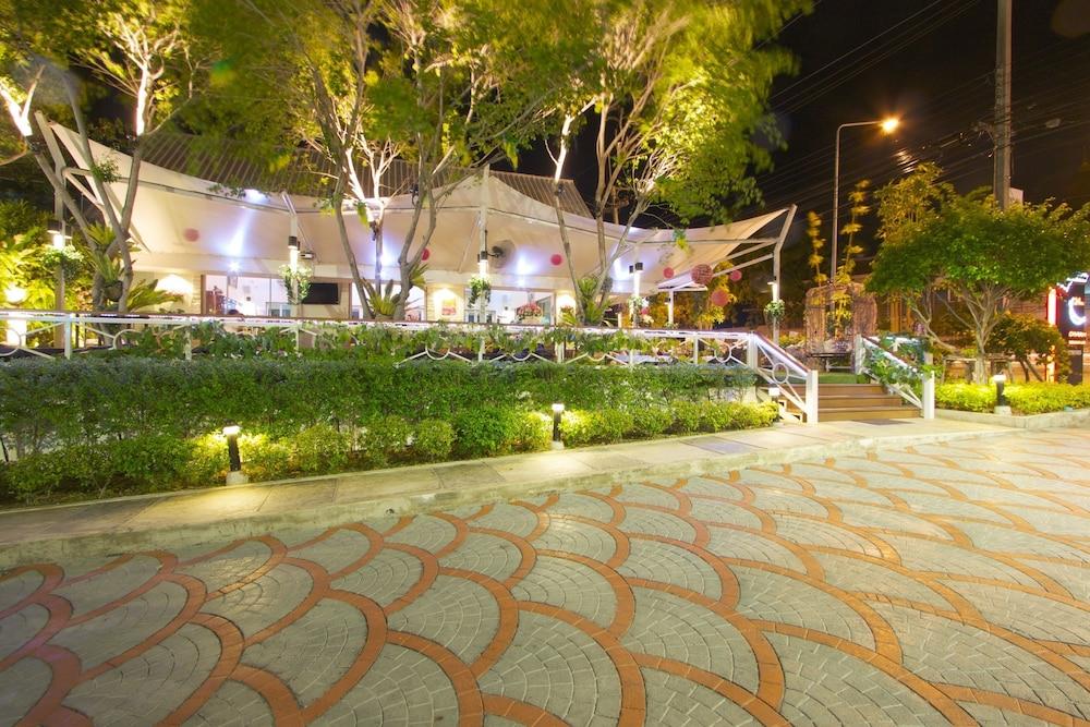 Charn Residence Bangsaen Extérieur photo