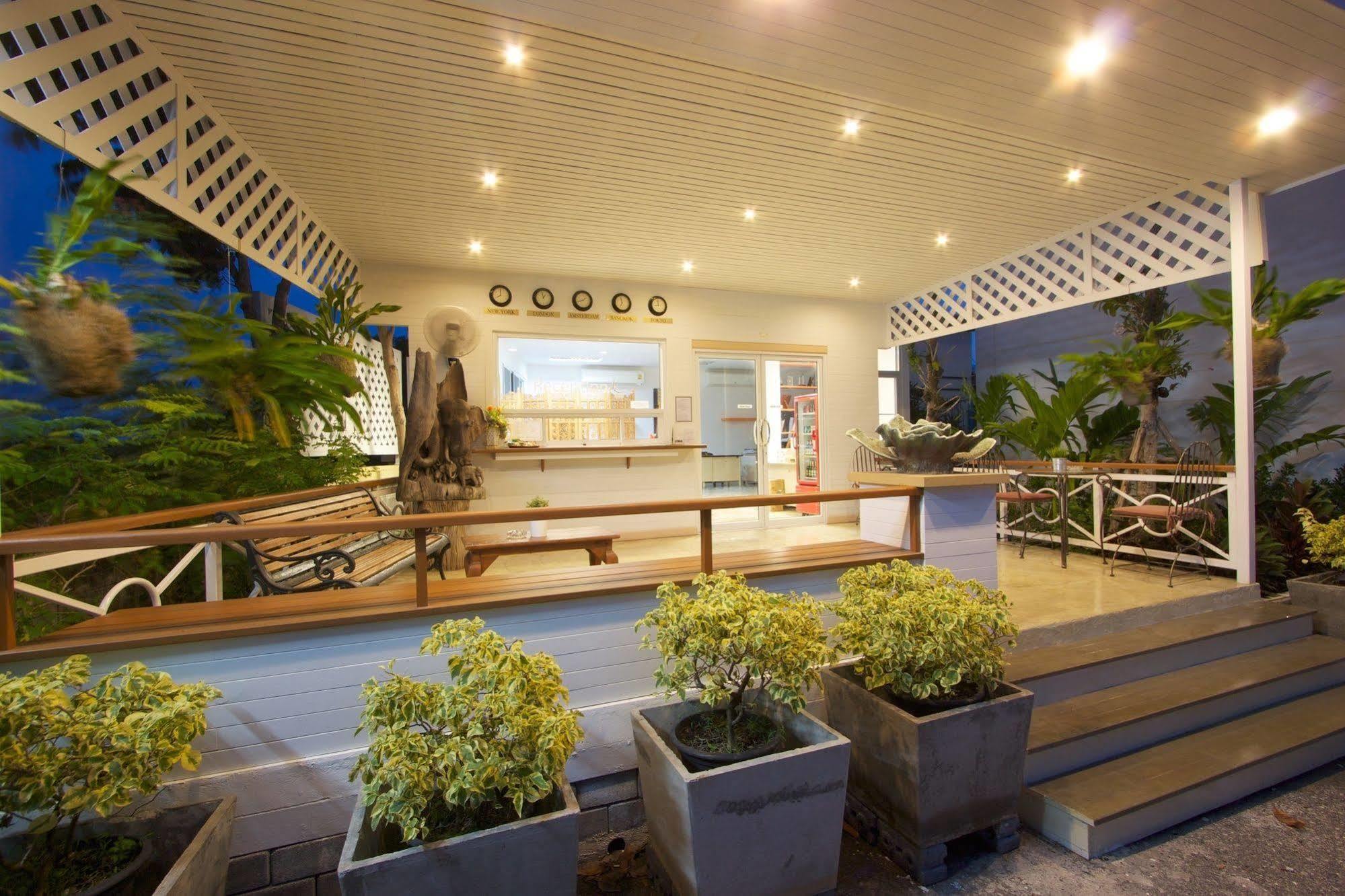 Charn Residence Bangsaen Extérieur photo
