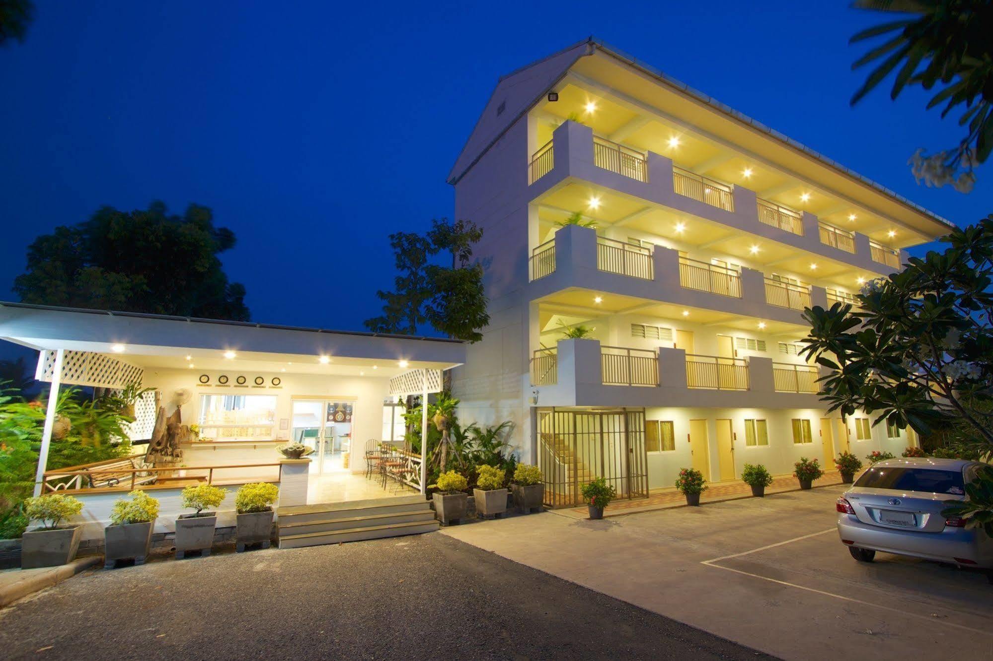 Charn Residence Bangsaen Extérieur photo